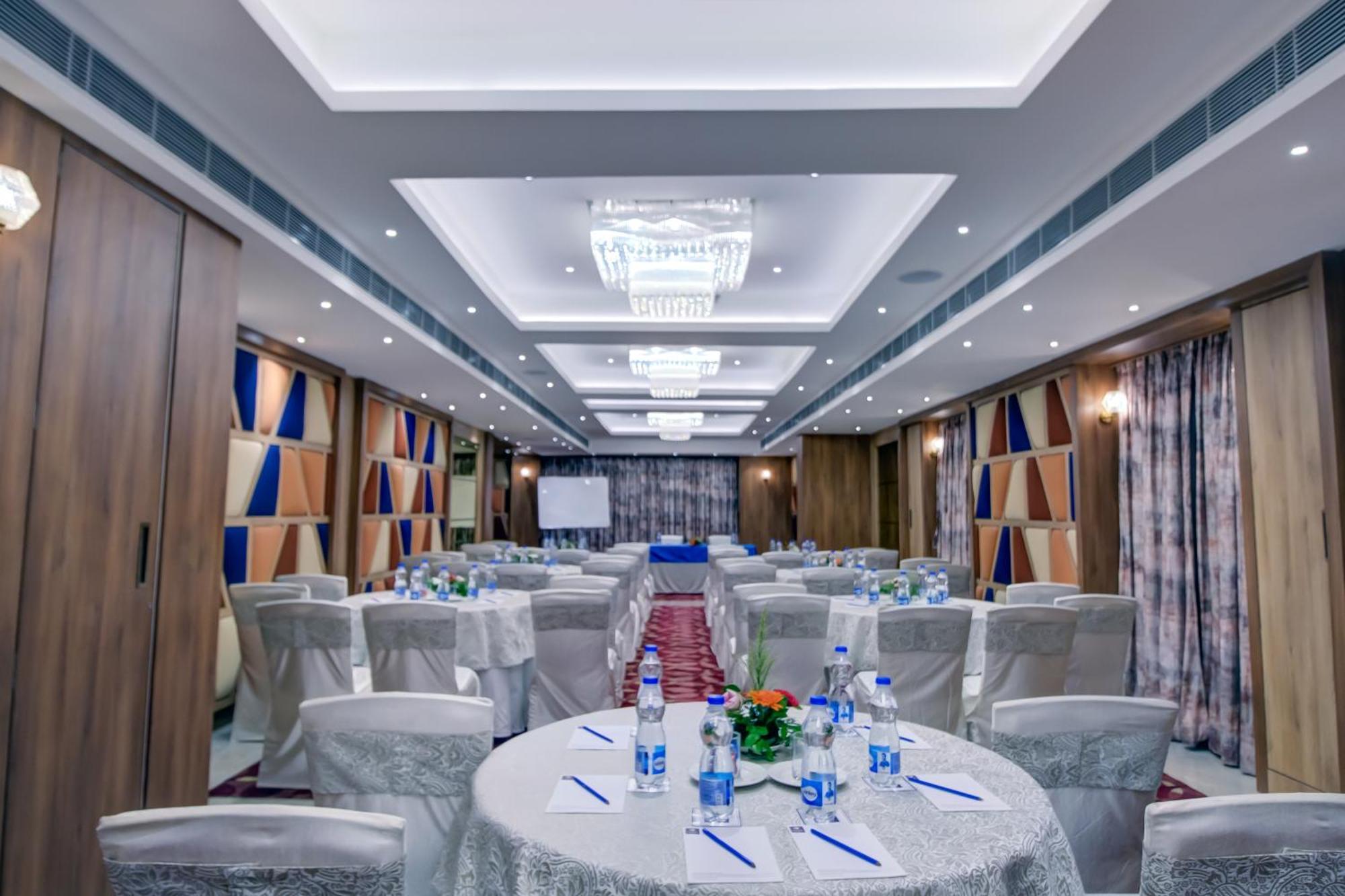 Cozzet Victoria Hotel Bhubaneswar Esterno foto